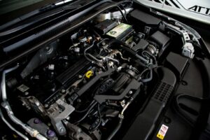 Vano motor abierto con batería y componentes eléctricos del vehículo
