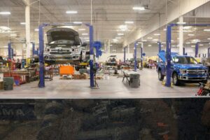 Instalaciones de taller de reparación de vehículos con elevadores