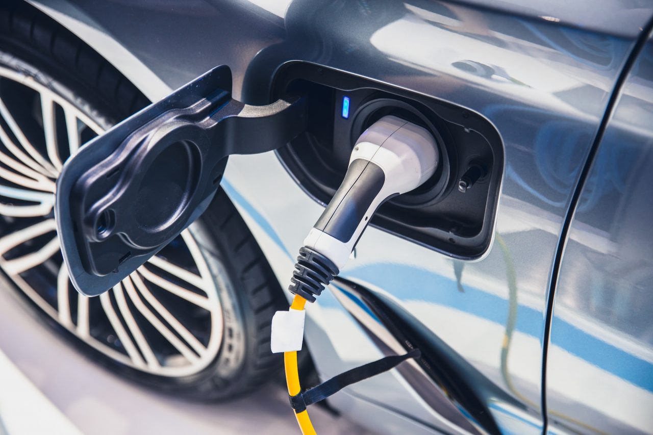Vehículo eléctrico conectado a un punto de carga